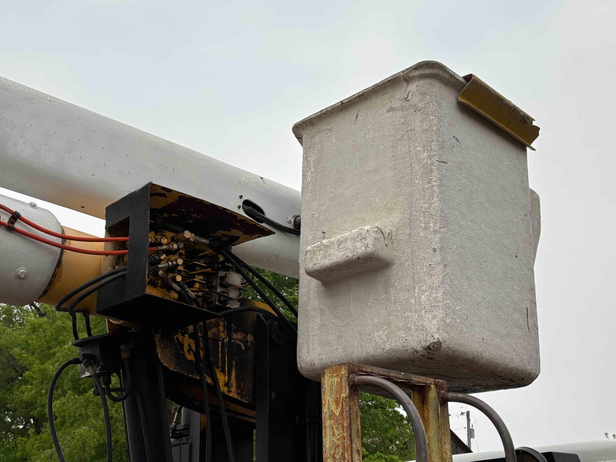 1998 INTERNATIONAL 4700 - Image 8